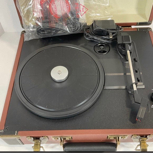 Never used - Crosley USB Turntable Suitcase - Picture 2 of 4